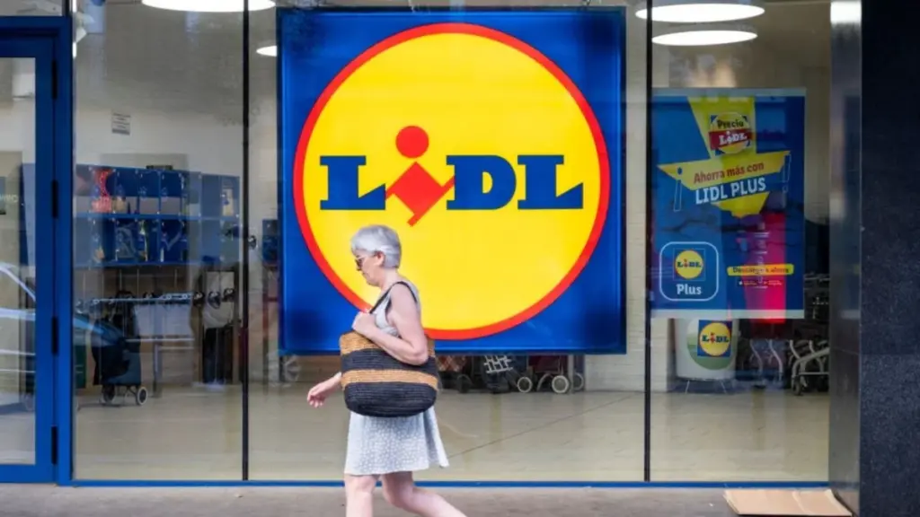 Lidl Esmara blúz: 100% pamut és áttört mintás finomság mindössze 4 990 Ft-ért, amire 60 felettiek is lecsaptak