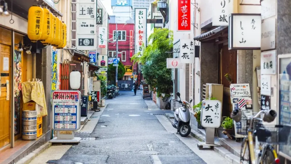 Japán Szokások: Miért Hordják a Japánok Órákon Át a Szemétjüket – és Mit Tanulhat Ebből Egy Magyar Turista